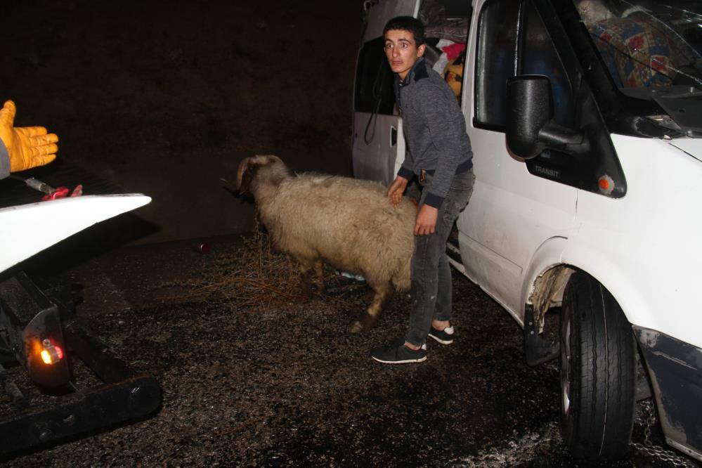 Konya'da tarım işçilerini taşıyan minibüs devrildi! Yaralılar var 5